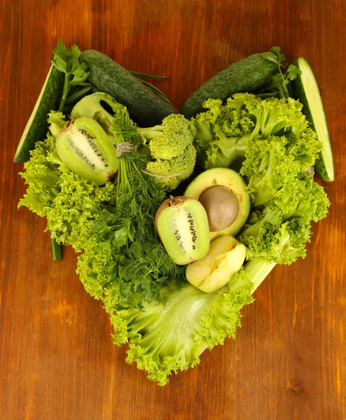 Świeże zielone warzywa i owoce, na tle drewniane — Zdjęcie stockowe