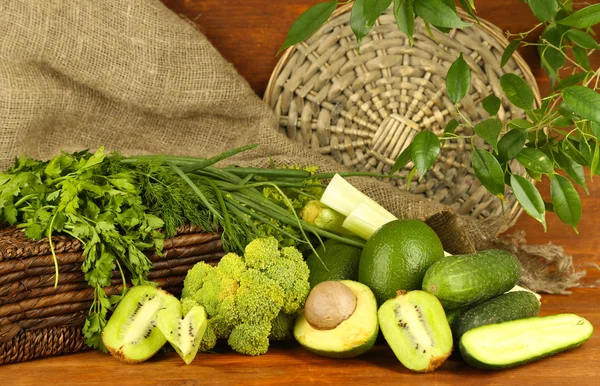 Verduras y frutas verdes frescas, sobre fondo de madera — Foto de Stock