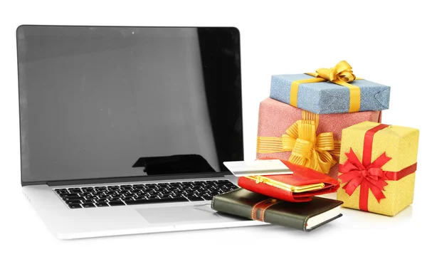 Notebook moderno e scatole regalo, isolate su bianco — Foto Stock