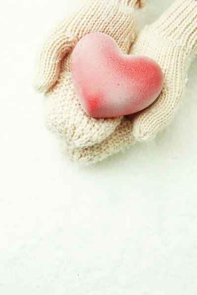 Vrouwelijke handen in wanten met rood hart close-up — Stockfoto