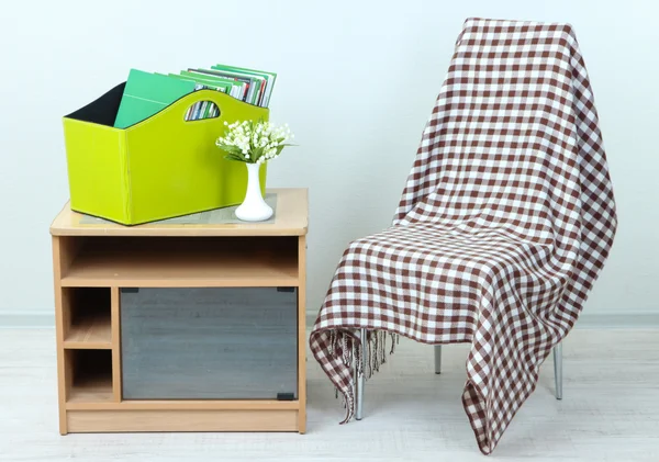 dergi ve başucundaki odasında yeşil kutusundaki klasörler