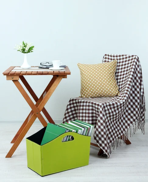 dergi ve klasörleri odasındaki masada yeşil kutunun içinde