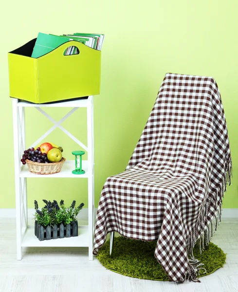 Revistas y carpetas en caja verde en estante en la habitación —  Fotos de Stock