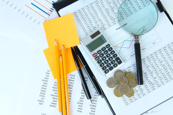 Fournitures de bureau avec argent et documents close up — Photo