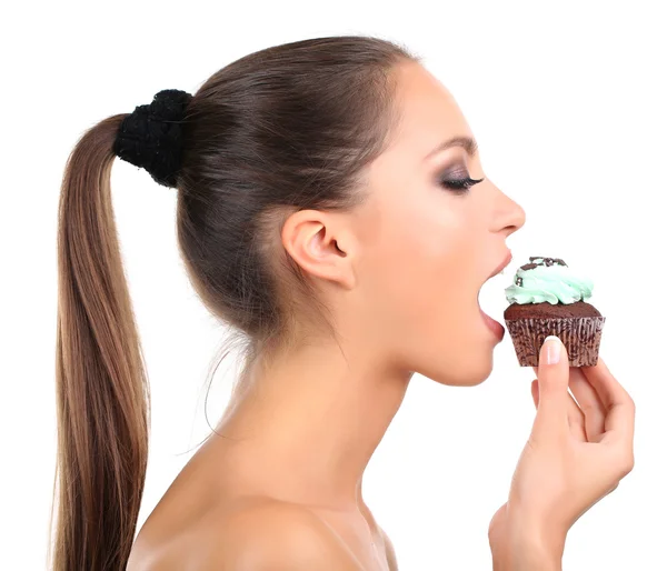 Portrait de belle jeune fille avec cupcake au chocolat isolé sur blanc — Photo