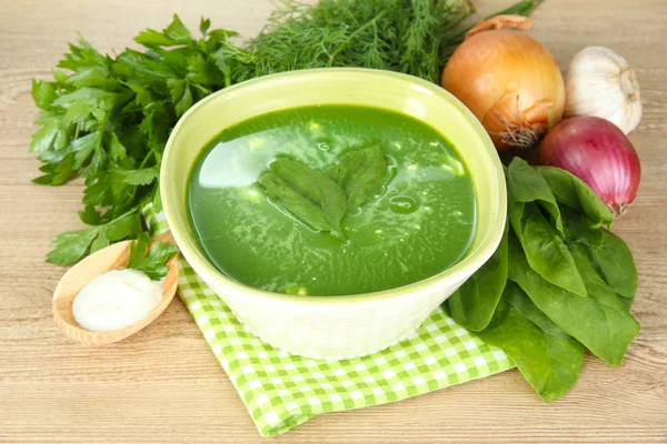 Tasty spinach soup, on wooden table — Stock Photo, Image