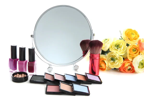 Groep decoratieve cosmetica voor make-up en spiegel, geïsoleerd op wit — Stockfoto