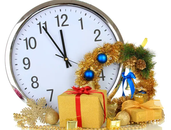 白で隔離される時計およびクリスマスの装飾の組成 — ストック写真