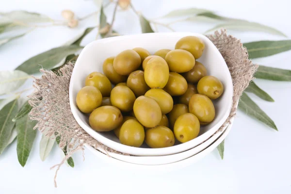 Olive in ciotola con ramo ravvicinato — Foto Stock