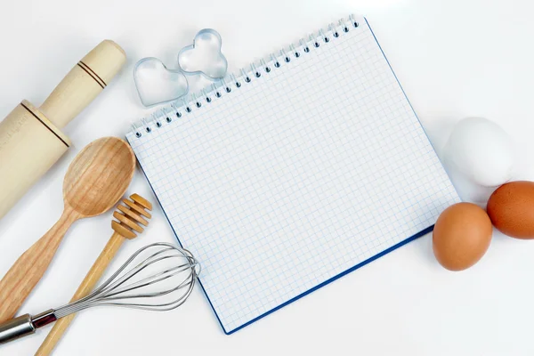 Matlagning koncept. grundläggande bakning ingredienser och köksredskap närbild — Stockfoto