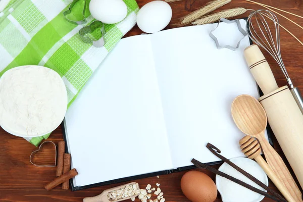 Matlagning koncept. grundläggande bakning ingredienser och köksredskap närbild — Stockfoto