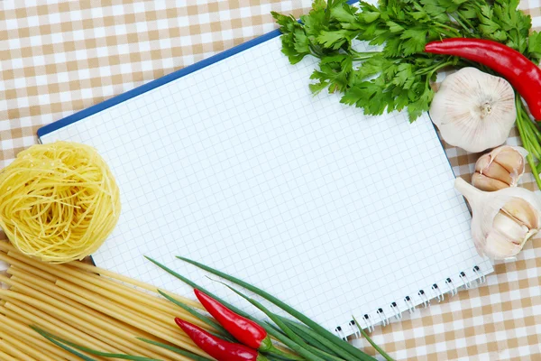 Koken concept. boodschappen met lege kookboek close-up — Stockfoto