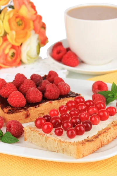 Läckra toast med bär på tabell närbild — Stockfoto