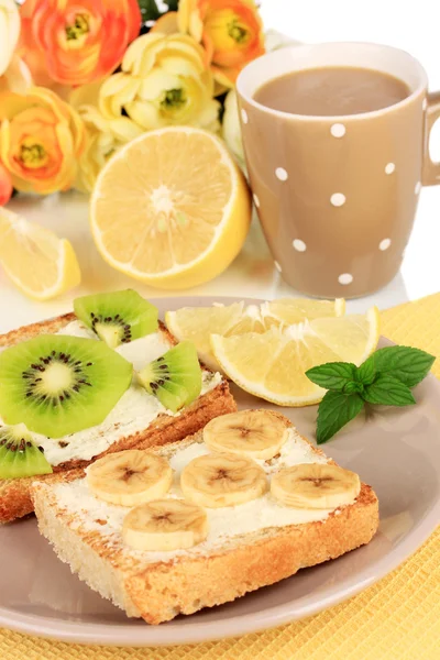 Delicious toast with fruits on plate close-up — Stock Photo, Image