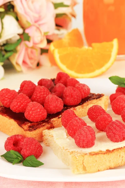 Köstlicher Toast mit Himbeeren auf dem Tisch aus nächster Nähe — Stockfoto