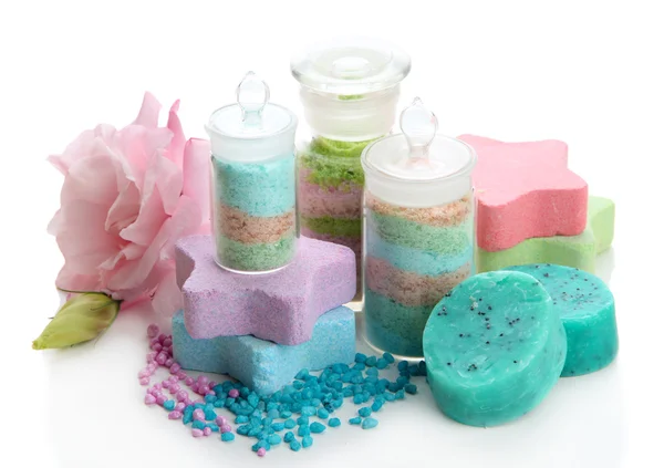 Composição com sais aromáticos em garrafas de vidro e flor, isolados sobre branco — Fotografia de Stock