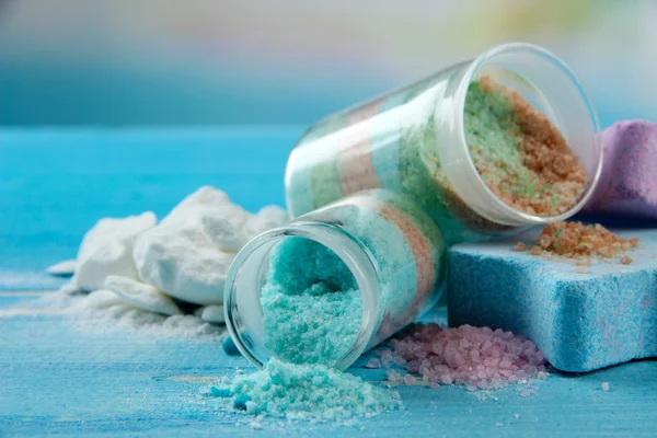 Aromás sók, üvegek, a kék háttér — Stock Fotó