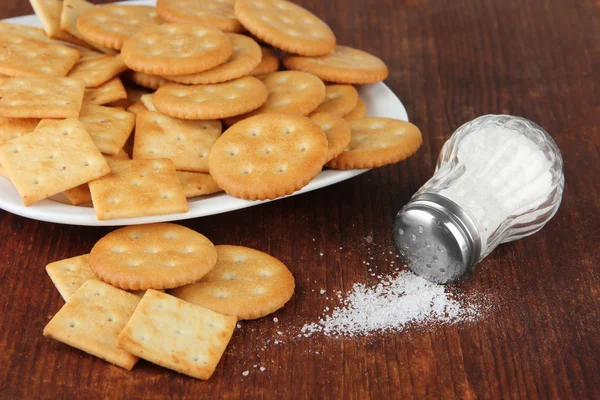 Ahşap zemin üzerine tuz ile lezzetli kraker — Stok fotoğraf