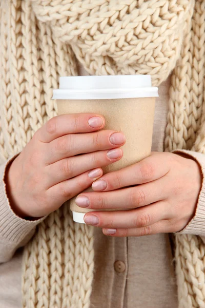 Hot drink in paper cup in hands close up — Stock Photo, Image