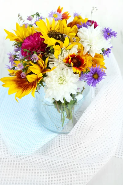 Buquê de flores silvestres em vaso de vidro no fundo claro — Fotografia de Stock