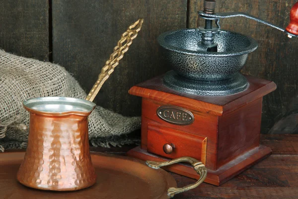 Koffiemolen, turk op gouden lade op houten achtergrond — Stockfoto