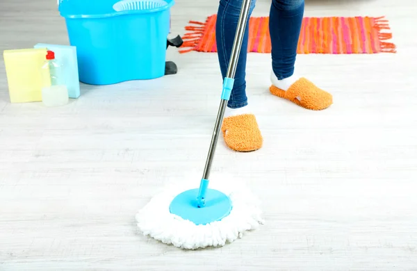 Mopping chão em casa close-up — Fotografia de Stock