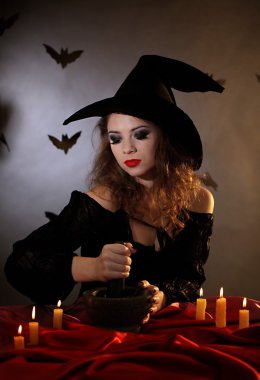 koyu arka plan üzerinde Halloween cadı