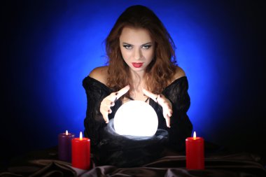 Halloween cadı koyu mavi zemin üzerine