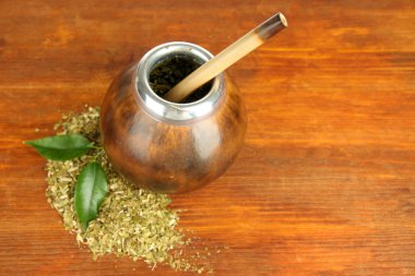 su kabakları ve ahşap zemin üzerinde yerba dostum ile bombilla