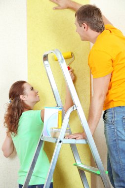 genç bir çift yeni evde tadilat işi