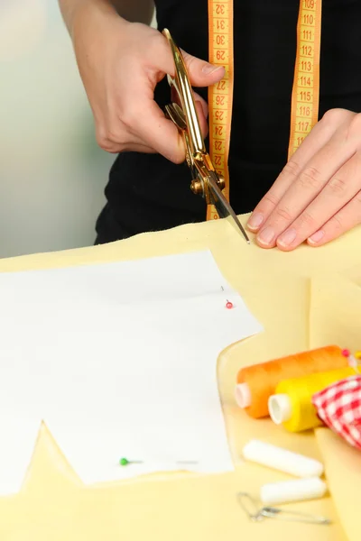 Cutting fabric with tailors scissors — Stock Photo, Image