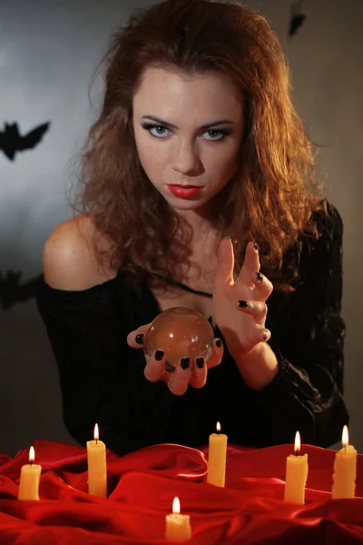 Halloween czarownica na ciemnym tle — Zdjęcie stockowe