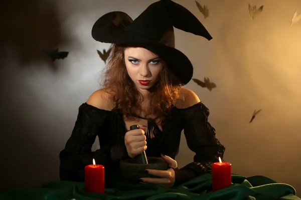 Halloween häxa på mörk bakgrund暗い背景にハロウィーンの魔女 — Stockfoto