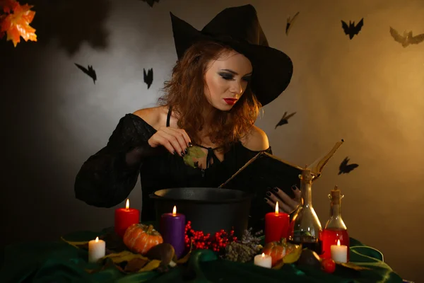 Bruja de Halloween sobre fondo oscuro — Foto de Stock