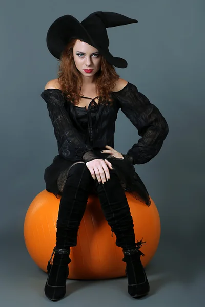 Halloween heks met bezem op grijze achtergrond — Stockfoto