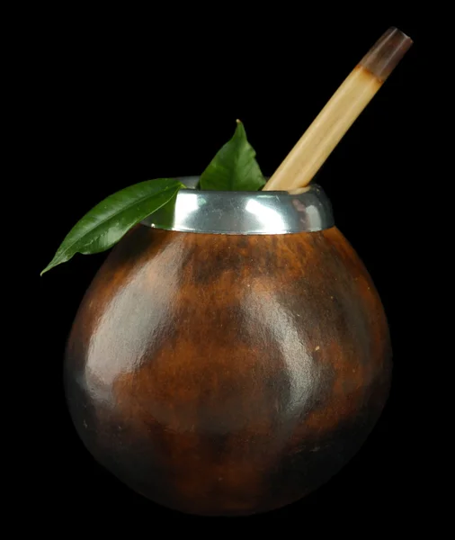 Calabash et bombilla avec yerba mate isolé sur noir — Photo