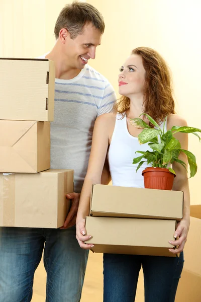 Casal jovem se muda para uma nova casa — Fotografia de Stock