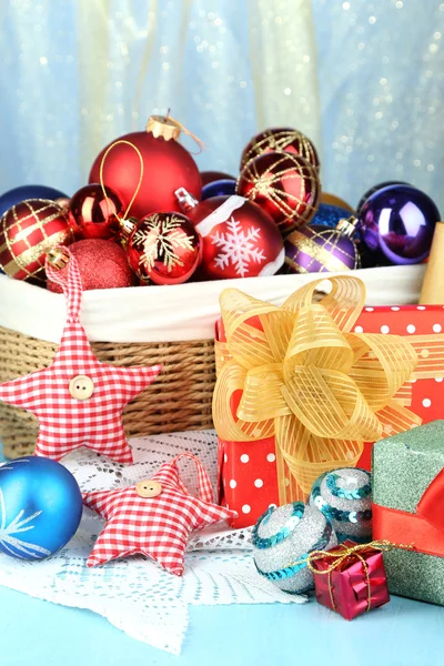 Hermosa composición de Navidad con juguetes de Navidad de cerca —  Fotos de Stock