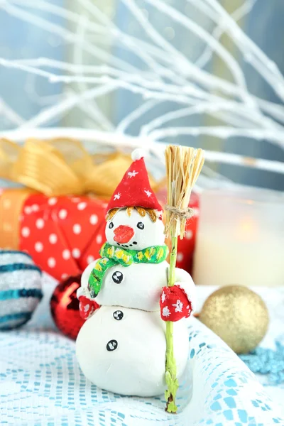 Mooie kerst compositie met cadeau en Kerstmis speelgoed close-up — Stockfoto