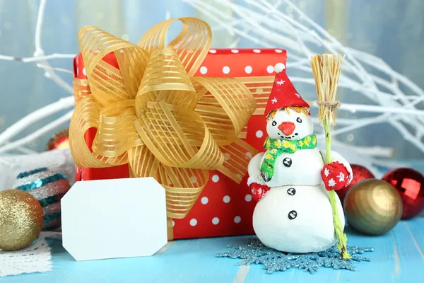 Hermosa composición de Navidad con regalo y juguetes de Navidad de cerca —  Fotos de Stock