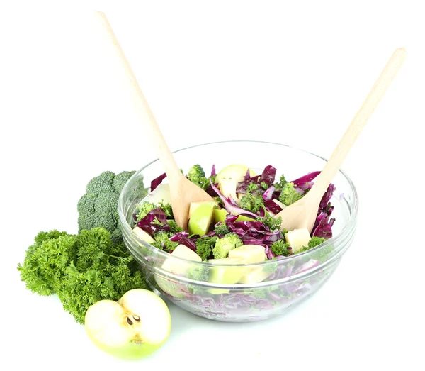 Salade de légumes frais dans un bol isolé sur blanc — Photo