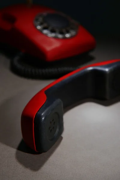 Красный ретро-телефон на темном фоне — стоковое фото