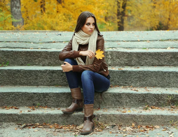 Ung ensam kvinna utomhus — Stockfoto
