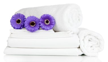 temiz yatak çarşafları ve havlular üzerinde beyaz izole yığını