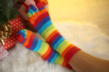 Noel ağacına yakın çoraplı bacaklar carped