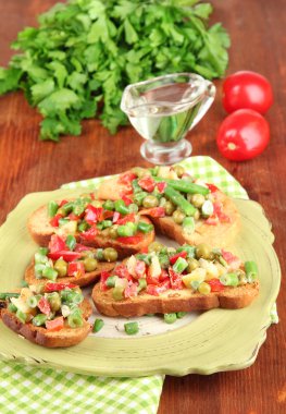 sandviç sebze ve plaka üzerinde ahşap masa yakın çekim yeşil