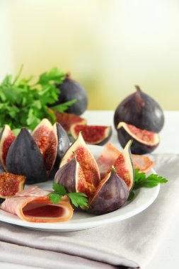 tablo üzerinde jambon ile lezzetli incir