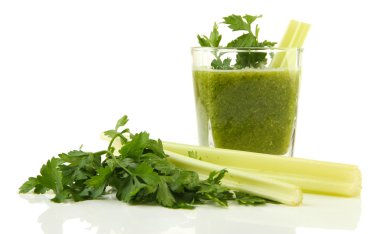 bardak yeşil sebze suyu ve üzerinde beyaz izole kereviz