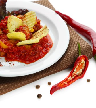 biberli Mısır carne - beyaz izole peçete üzerinde ahşap kase geleneksel Meksika yemeği