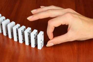 ahşap arka plan üzerinde Domino iterek el